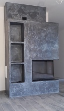 Povrch omítka Decostone ﬁne s pigmentem Beton-šedý 01, dále opatřený glazurami Mineral efekt - Hämatit, Perldiamant 